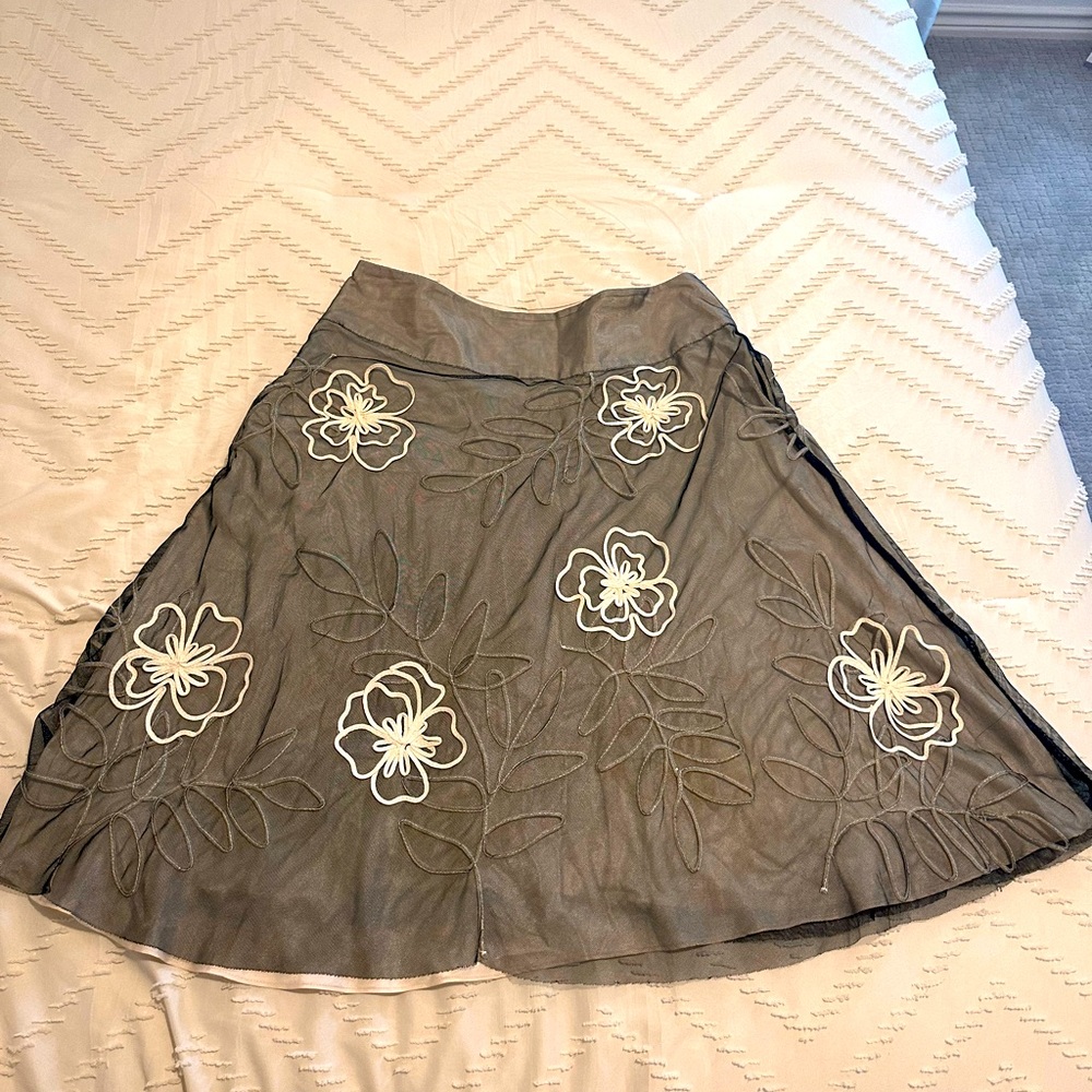 Elegant skirt with lace overlay